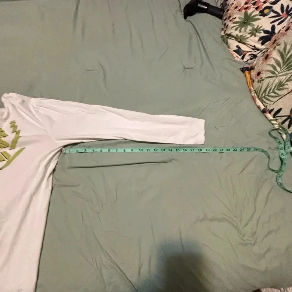 Oakley White Long Sleeve Tee w/Blue & Green Logo Large. No stains - Picture 9 of 12